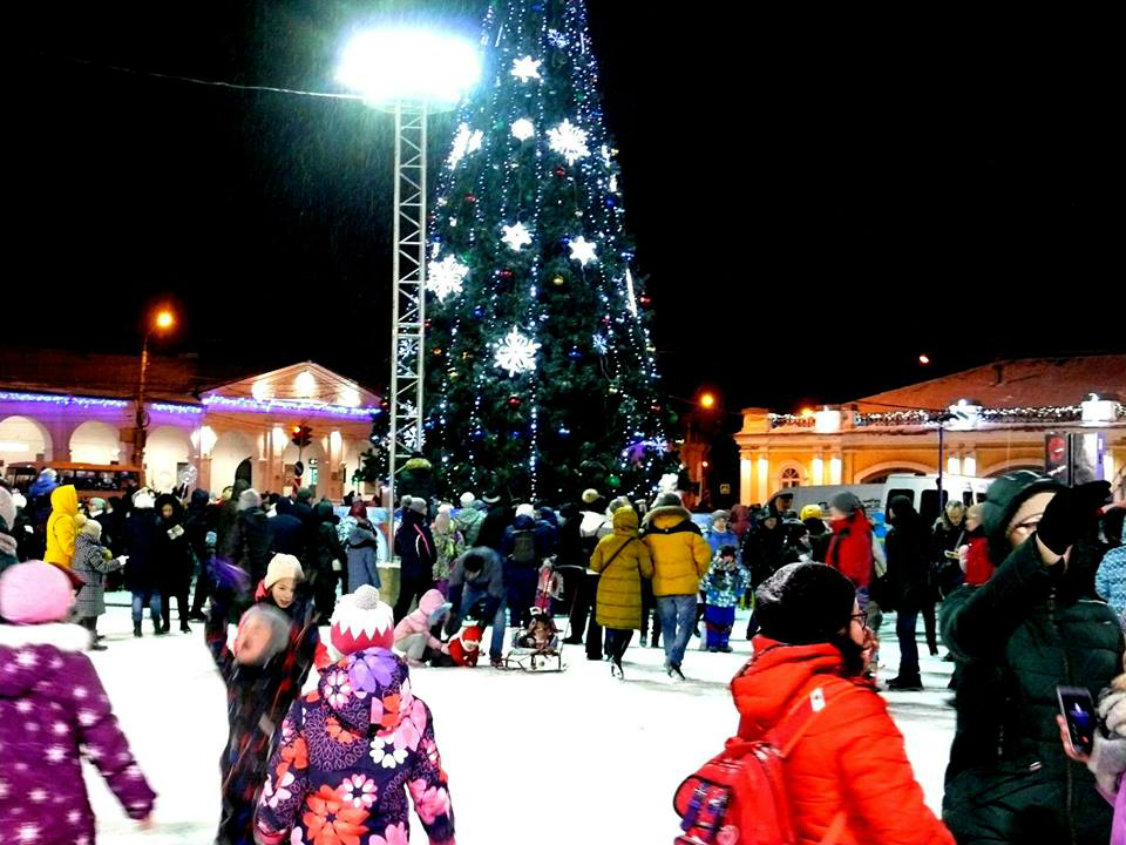 Новогодняя кострома. Елка на Сусанинской площади Кострома. Кострома городская елка. Кострома новый год. Новогодние гулянья Кострома.