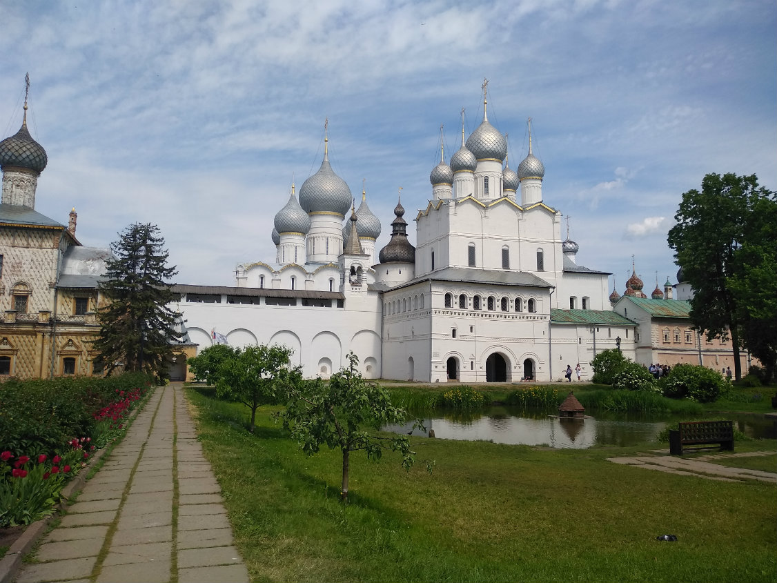 Ростов великий кремль часы работы. Митрополичий сад Ростовского Кремля. Митрополичий сад Ростов Великий. Ростов Великий достопримечательности митрополичий сад. Ростов Великий Кремль.