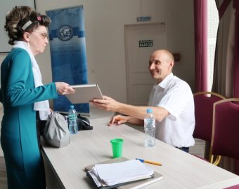 На фото: Александр Новиков и читатели после презентации книги