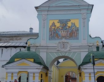 Екатерининские ворота. Главный вход в Ипатьевский монастырь. Апрель 2026 г.