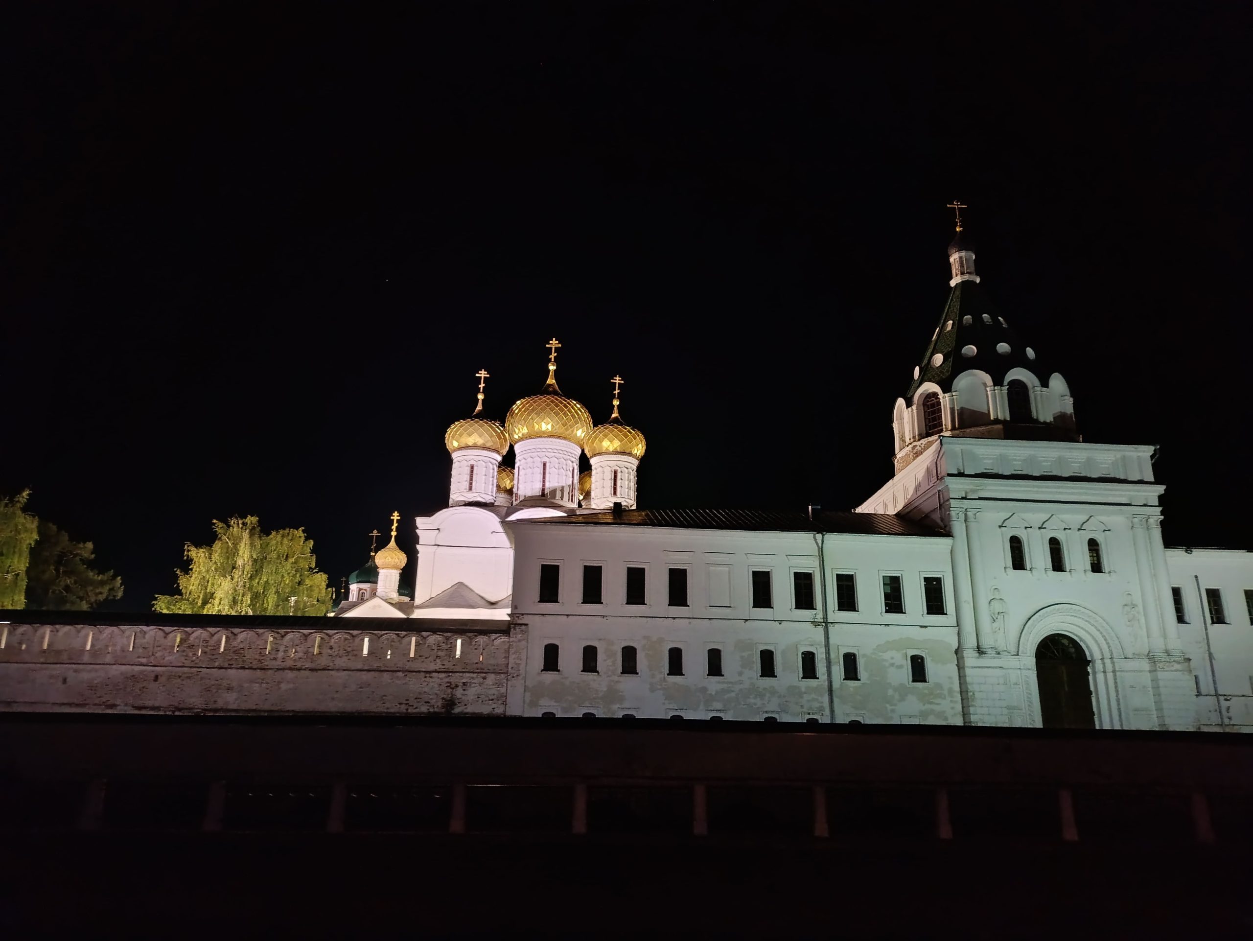 Подсветка Троицкого собора Ипатьевского монастыря ночью, вид с воды.