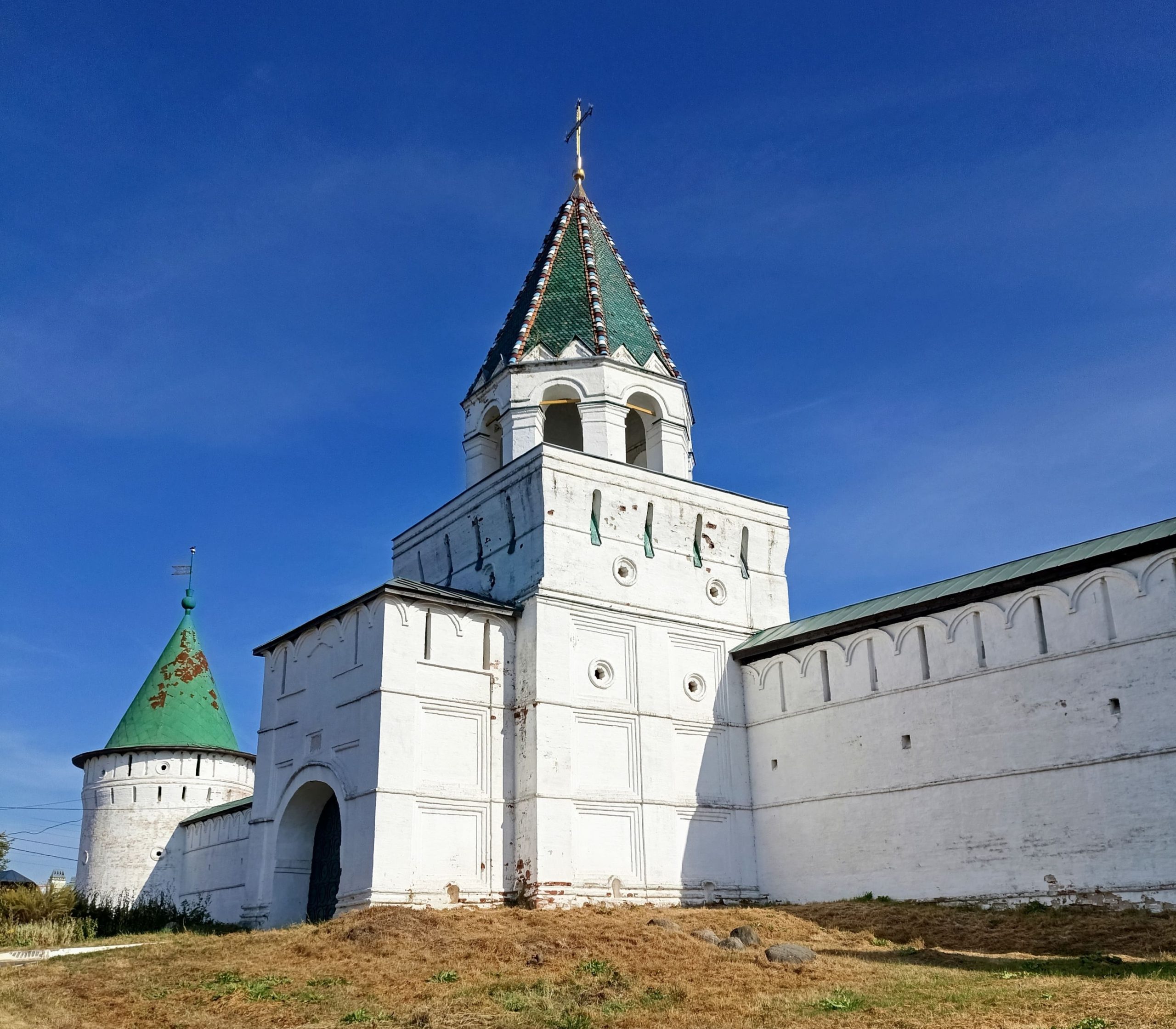 Окружающая монастырь каменная ограда сооружена в 1568–1590-х годах , протяженность 500 метров, покрашена в белый цвет.