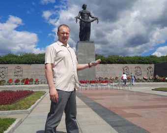 Роман Рябинцев на Пискаревском мемориале