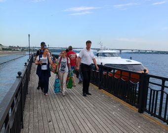 Первые пассажиры метеора сходят на берег в Костроме