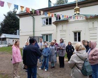 Н.А. Привалов встречает гостей в Александро-Антониновском музее