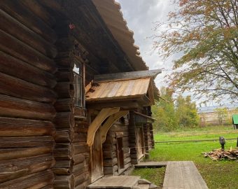 На экскурсии в музее деревянного зодчества в Костроме