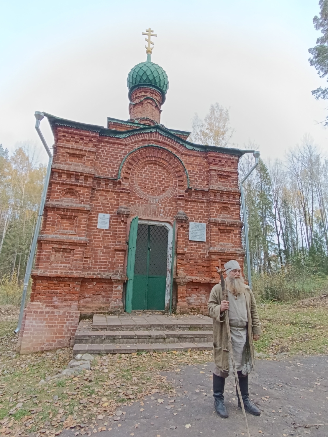 Костромской крестьянин Иван Сусанин стоит рядом с часовней, построенной к празднвоанию 300-летия дома Романовых на месте его дома в деревне Деревеньки.