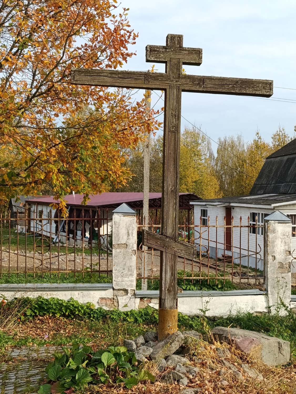 Высокий памятный крест за Успенской церковью в селе Домнино, по одной из версий, на месте захоронения Ивана Сусанина.