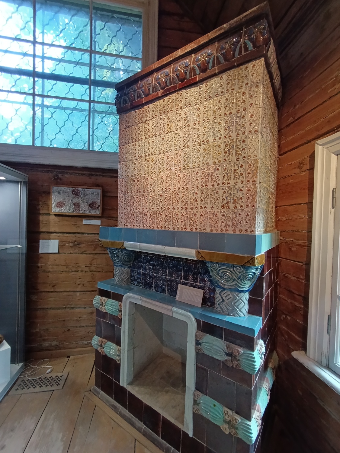 Печь Абрамцевской гончарной мастерской из московского дома Саввы Мамонтова.