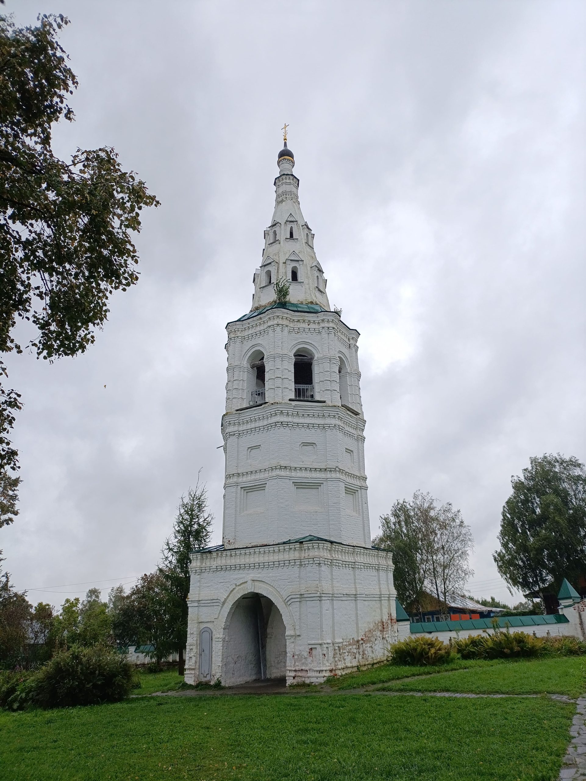 Шатровая колокольня церкви Бориса и Глеба Кидекша