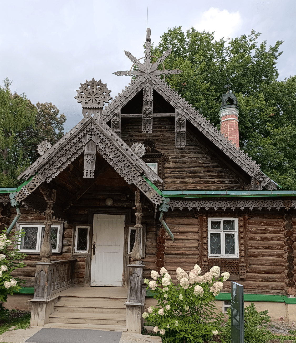 Мастерская построена в 1873 году по проекту В.А. Гартмана и является единственной сохранившейся деревянной постройкой этого архитектора.