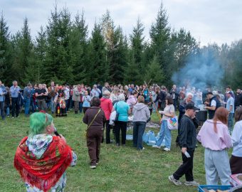 Скатерть-самобранку на поляне 12 месяцев застелили на 16-ти столах