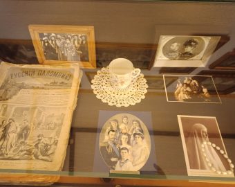 Музейная витрина в монастыре в Домнино