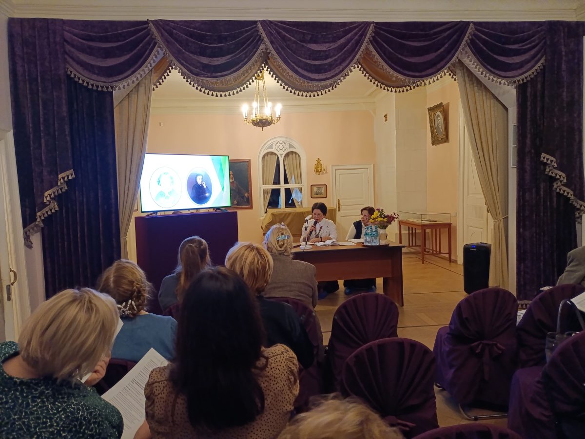 Выступление участников международной конференции в музее-заповеднике Абрамцево проходит в Главном усадебном доме.