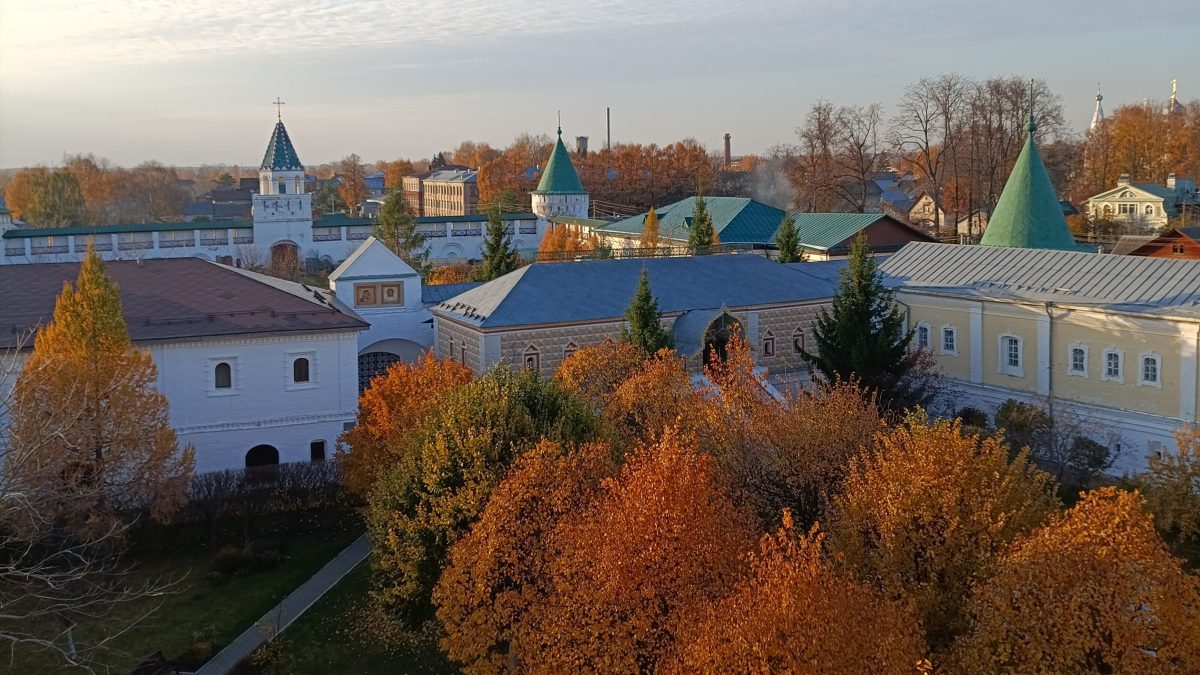 Вид на старый город Ипатьевского монастыря со звонницы в октябре.