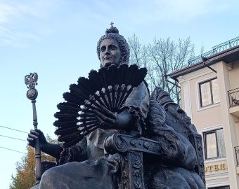 Новый памятник Екатерине в Костроме