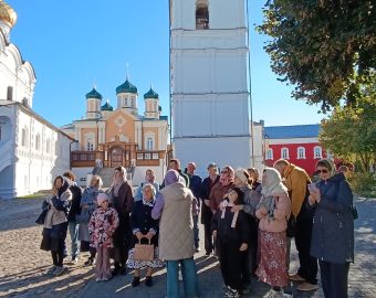 Экскурсию проводит гид Наталья Добрияник