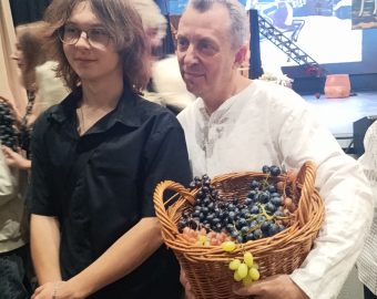 Сергей Ступаков со зрителями после спектакля