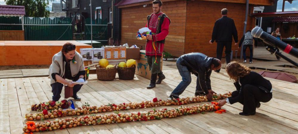 Конкурс по плетению косы из лука только 8 сентября в Ростове Великом