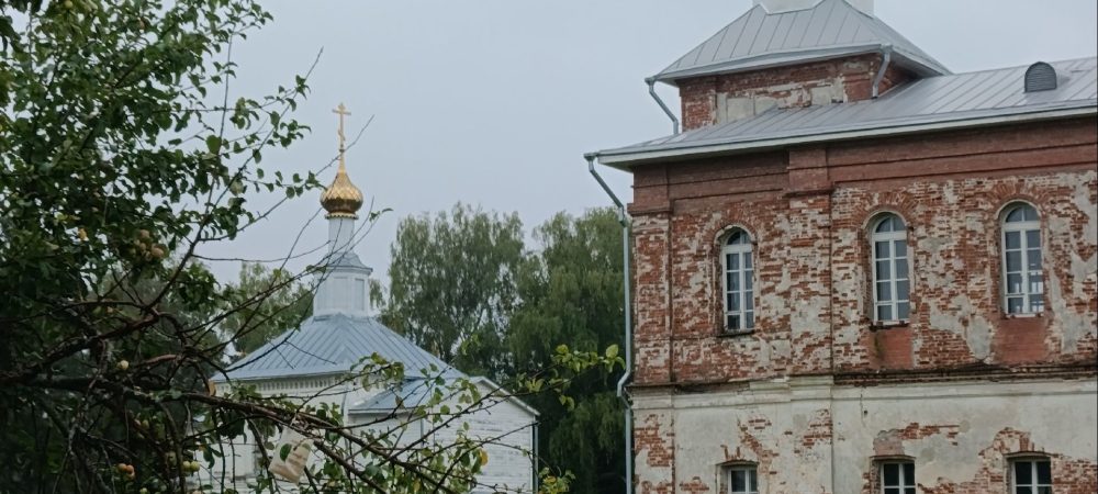 Авраамиев Заозерский монастырь в селе Умиленье